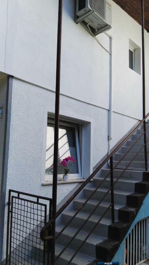 R.i.s.- Rest In Siska Apartment
